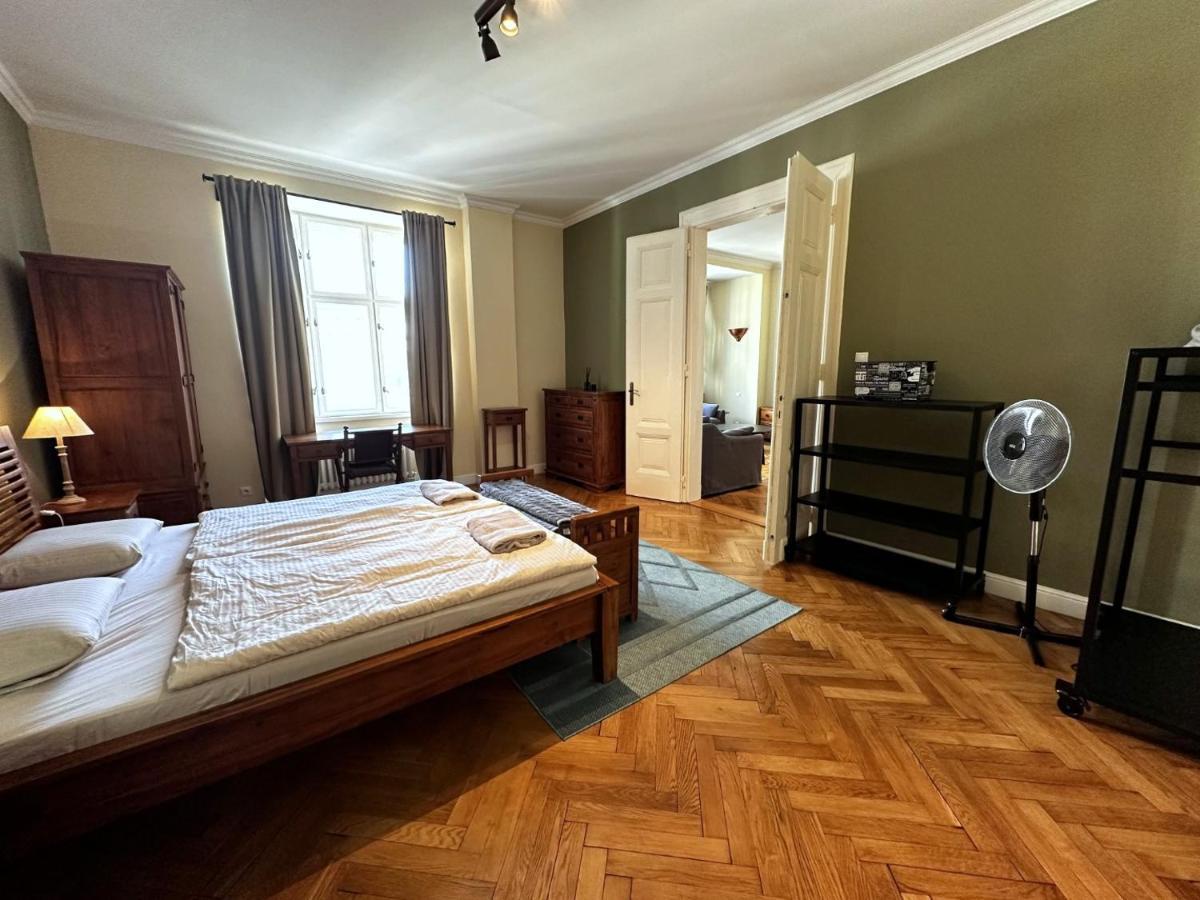 Gorkeho Apartment In City Centre บราติสลาวา ภายนอก รูปภาพ